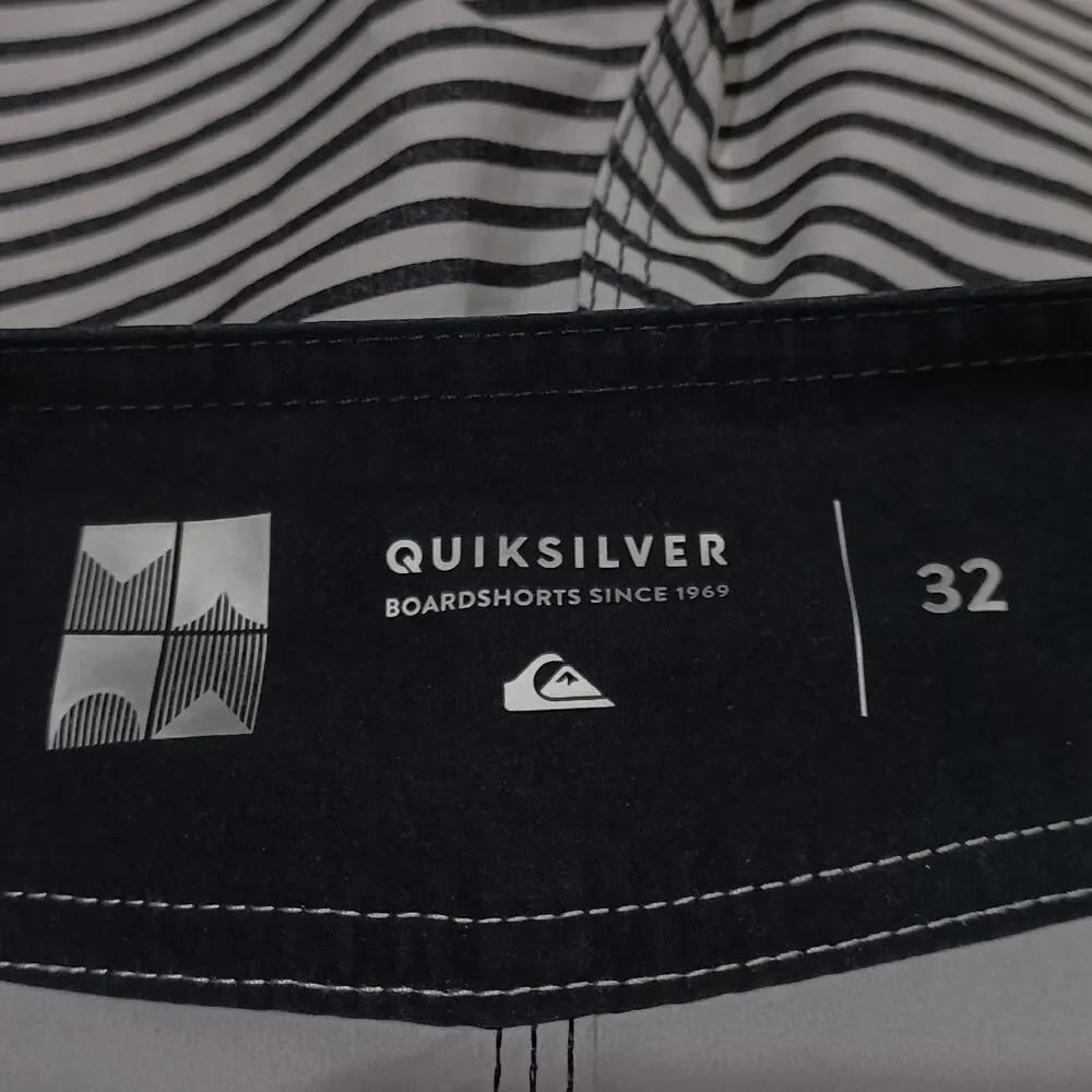 Quiksilver Mens Size 32 Gray White Green Floral Stripe Tropical Board Shorts
